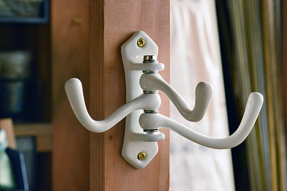 PORCELAIN SWIVEL HOOK